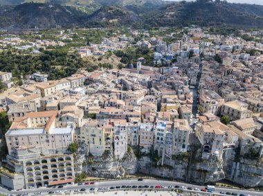Havadan görünümü Tropea, rock, Calabria müesseseden. İtalya. Turizm Güney İtalya, uçurumdan Sant'Eufemia Körfezi içinde yer alan tatil beldesi