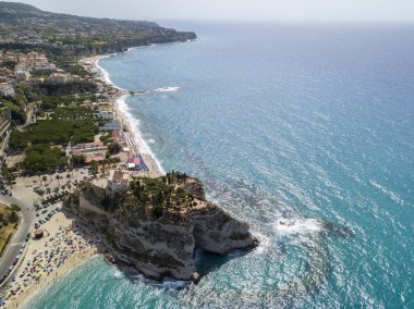 Havadan görünümü Tropea, rock ve kutsal alan Santa Maria dell'Isola, Calabria müesseseden. İtalya. Turistik yerlerin en ünlü tatil beldesi Güney İtalya'da bulunan Sant'Eufemia Körfez bir uçurumun üzerinde