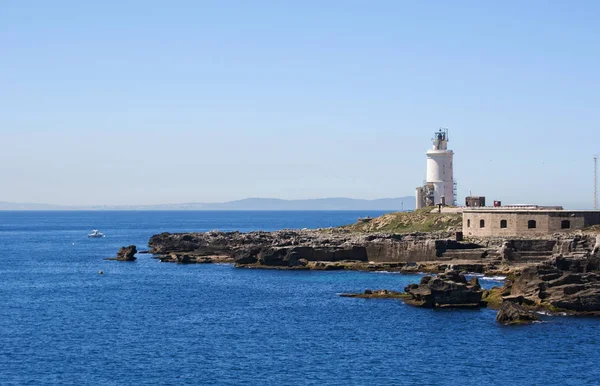 Cádiz: el faro de Punta de Tarifa, el punto más meridional de la Península Ibérica y Europa continental en Tarifa, en el extremo atlántico del Estrecho de Gibraltar —  Fotos de Stock