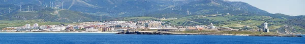 Espanha: o porto de Tarifa visto do Estreito de Gibraltar, nas águas que ligam Espanha a Marrocos, o trecho de mar que une o Oceano Atlântico ao Mar Mediterrâneo — Fotografia de Stock