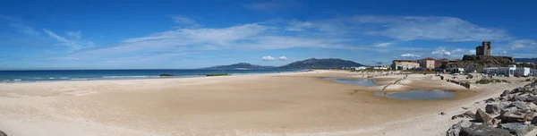 Spanje: Playa de los Lances, het grootste strand van Tarifa, stad aan de zuidelijke kust tegenover de straat van Gibraltar en Marokko, een van de populairste bestemmingen voor wind sport — Stockfoto