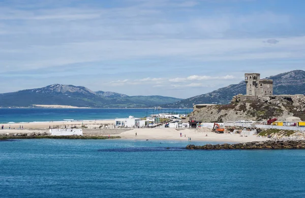 Espagne : vue sur Playa Chica, la petite plage au bout du port de Tarifa, la ville sur la côte sud face au détroit de Gibraltar et au Maroc — Photo