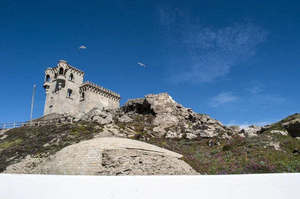 Cádiz: Castillo de Santa Catalina en Tarifa, torre de observación construida en 1931 al estilo de un castillo del siglo XVI sobre una pequeña colina con vistas a las playas de Playa Chica y Los Lances — Foto de Stock