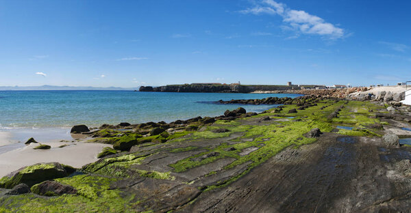 Испания: вид на Playa Chica, маленький пляж в конце порта Фауфа, город на самом южном побережье, выходящий на пролив Джибриль и Моррехо

