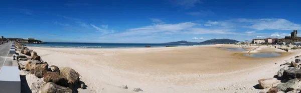 Espanha: Playa de los Lances, a maior praia de Tarifa, cidade na costa mais meridional de frente para o Estreito de Gibraltar e Marrocos, um dos destinos mais populares para desportos eólicos — Fotografia de Stock