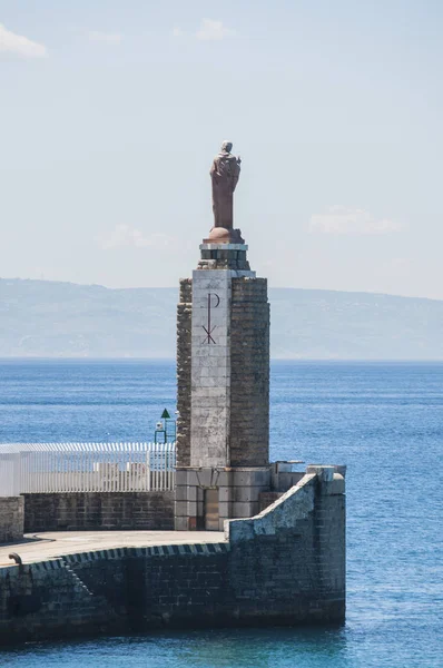 İspanya: Sagrado Corazon de İsa (Kutsal Kalp İsa'nın) Punta del Santo, Tarifa bağlantı noktası dış dalgakıran sonu Cebelitarık Boğazı ve Fas karşı karşıya heykele — Stok fotoğraf