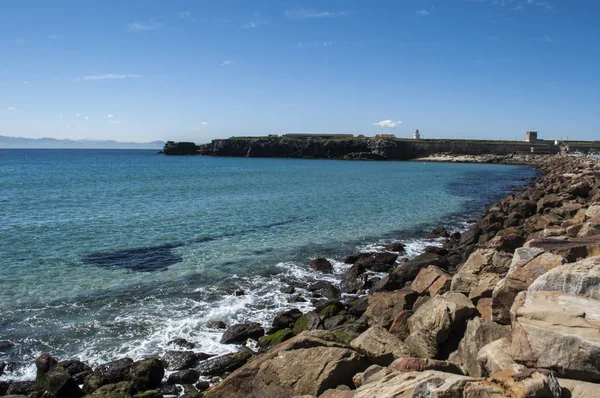 İspanya: Playa Chica, bağlantı noktası Tarifa, Fas ve Cebelitarık Boğazı bakan güney kıyısında Şehir sonundaki küçük plaj görünümünü