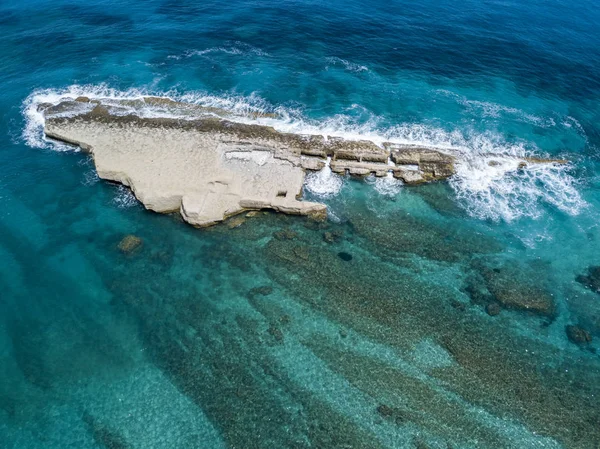Sant'Irene Bay Briatico, Calabria, İtalya için havadan görünümü. Galera Rock