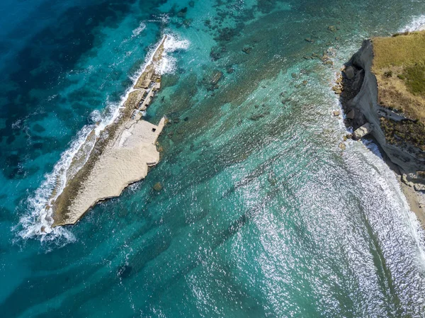 Sant'Irene Bay Briatico, Calabria, İtalya için havadan görünümü. Galera Rock