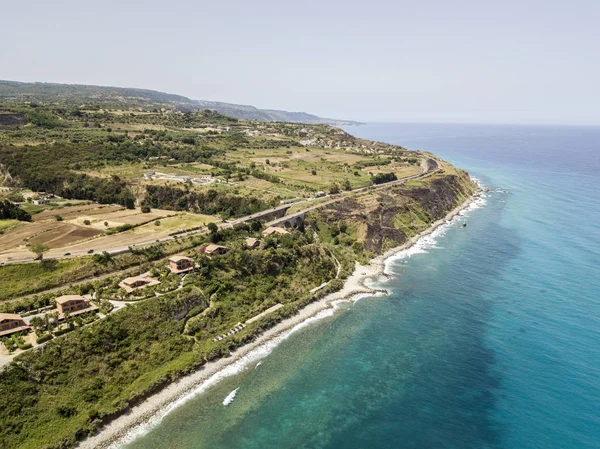 Bir burun, sahil, cliff, deniz, Sant bakan sarp kayalığın havadan görünümü ' Irene, Briatico, Calabria. İtalya