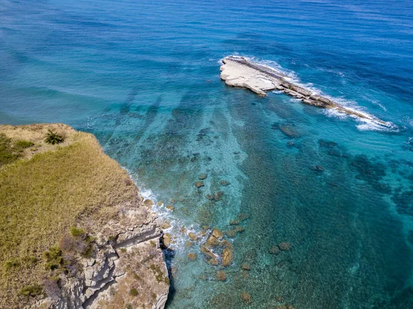 Sant'Irene Bay Briatico, Calabria, İtalya için havadan görünümü. Galera Rock