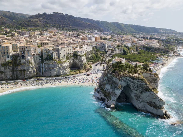 Havadan görünümü Tropea, rock ve kutsal alan Santa Maria dell'Isola, Calabria müesseseden. İtalya. Turistik yerlerin en ünlü tatil beldesi Güney İtalya'da bulunan Sant'Eufemia Körfez bir uçurumun üzerinde