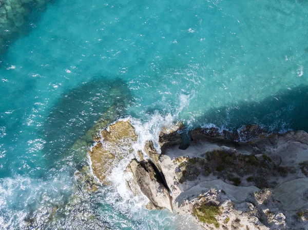 Bir burun, sahil, cliff, deniz, Tropea, Calabria bakan sarp kayalığın hava görünümünü. İtalya — Stok fotoğraf