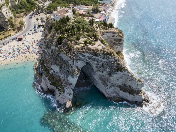 Vista aérea de Tropea, casa en la roca y Santuario de Santa Maria dell 'Isola, Calabria. De Italia. Destinos turísticos de los más famosos del sur de Italia, balneario situado en un acantilado en el golfo de Sant 'Eufemia — Foto de Stock