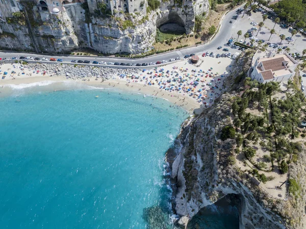 Havadan görünümü Tropea, rock ve kutsal alan Santa Maria dell'Isola, Calabria müesseseden. İtalya. Turistik yerlerin en ünlü tatil beldesi Güney İtalya'da bulunan Sant'Eufemia Körfez bir uçurumun üzerinde