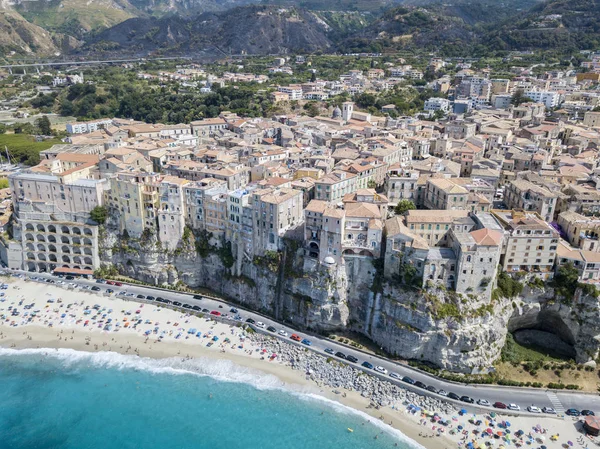 Havadan görünümü Tropea, rock, Calabria müesseseden. İtalya. Turizm Güney İtalya, uçurumdan Sant'Eufemia Körfezi içinde yer alan tatil beldesi