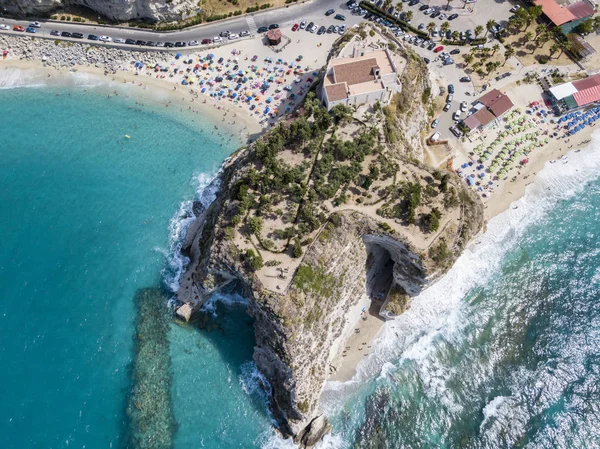 Vue aérienne de Tropea, maison sur le rocher et sanctuaire de Santa Maria dell'Isola, Calabre. Italie. Destinations touristiques des plus célèbres du sud de l'Italie, station balnéaire située sur une falaise dans le golfe de Sant'Eufemia — Photo