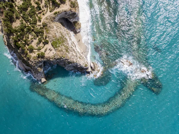 Luftaufnahme eines Vorgebirges, Küste, Klippe, Klippe mit Blick auf das Meer, tropea, Kalabrien. Italien — Stockfoto