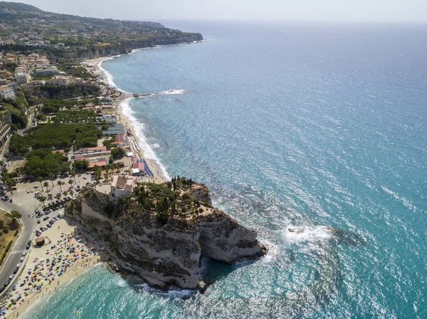 Havadan görünümü Tropea, rock ve kutsal alan Santa Maria dell'Isola, Calabria müesseseden. İtalya. Turistik yerlerin en ünlü tatil beldesi Güney İtalya'da bulunan Sant'Eufemia Körfez bir uçurumun üzerinde