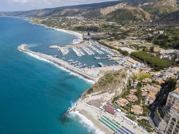 Widok z lotu ptaka Tropea portu i plaży. Dom na skale, Calabria. Włochy. Turystycznym z południowych Włoch, nadmorski kurort położony na klifie w zatoce Sant'Eufemia — Zdjęcie stockowe