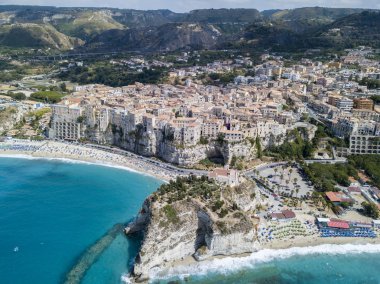 Havadan görünümü Tropea, rock ve kutsal alan Santa Maria dell'Isola, Calabria müesseseden. İtalya. Turistik yerlerin en ünlü tatil beldesi Güney İtalya'da bulunan Sant'Eufemia Körfez bir uçurumun üzerinde