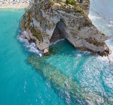 Bir burun, sahil, cliff, deniz, Tropea, Calabria bakan sarp kayalığın hava görünümünü. İtalya