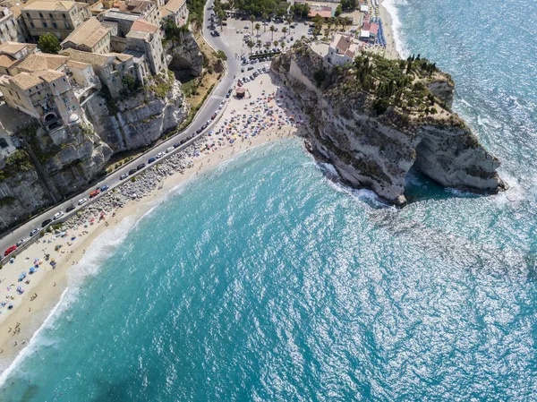 Vista aérea de Tropea, casa en la roca y Santuario de Santa Maria dell 'Isola, Calabria. De Italia. Destinos turísticos de los más famosos del sur de Italia, balneario situado en un acantilado en el golfo de Sant 'Eufemia — Foto de Stock