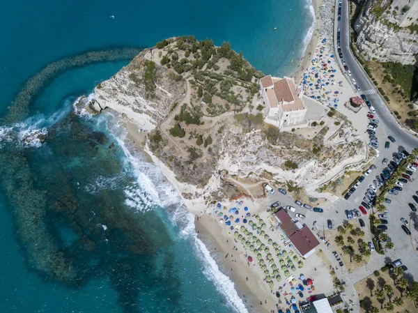 Vue aérienne de Tropea, maison sur le rocher et sanctuaire de Santa Maria dell'Isola, Calabre. Italie. Destinations touristiques des plus célèbres du sud de l'Italie, station balnéaire située sur une falaise dans le golfe de Sant'Eufemia — Photo