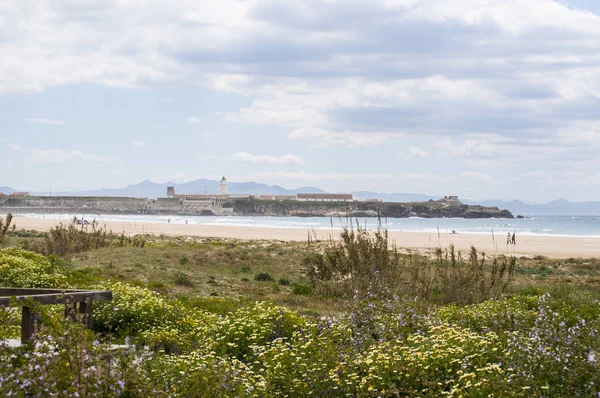 Espanha: o farol de Punta de Tarifa, o ponto mais meridional da Península Ibérica e da Europa continental, visto de Playa de los Lances, a maior praia de Tarifa — Fotografia de Stock