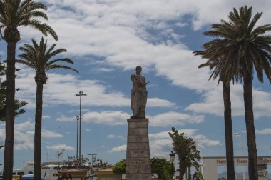 Avrupa: bulutlar, palmiye ağaçları ve Guzman El Bueno, heykeli İspanyol soylusu ve Ortaçağ döneminde, Paseo De La Alameda Tarifa şehir içinde tarihinde İspanya'nın kahraman 