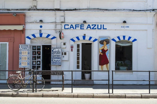 Spanien: Udsigt over Caf Azul, en af de berømte bar i den gamle by Tarifa, byen på den sydligste kyst af fastlandet ud mod Gibraltarstrædet og Marokko - Stock-foto