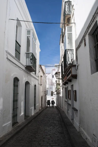 España: las casas blancas en los callejones de la ciudad vieja de Tarifa, la ciudad en la costa más meridional del continente que da al estrecho de Gibraltar y Marruecos, conocida como la ciudad ventosa —  Fotos de Stock