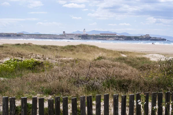 Spanje: de vuurtoren van Punta de Tarifa (punt Tarifa), het meest zuidelijke punt van het Iberisch schiereiland en continentaal Europa, gezien van Playa de los Lances, het grootste strand van Tarifa — Stockfoto