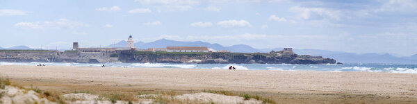 Испания: маяк Пунта-де-Тарифа (Point Tarifa), самая южная точка Пиренейского полуострова и континентальной Европы, вид с пляжа Playa de los Lances, самый большой пляж Тарифы
