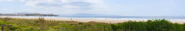 Spanyolország: a világítótorony Punta de Tarifa (pont Tarifa), az Ibériai-félsziget és a Playa de los látható a kontinentális Európa legdélibb pontja a lándzsa, a legnagyobb Tarifa beach — Stock Fotó