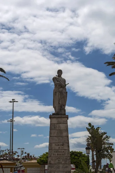 Europe: clouds, palm trees and the statue of Guzman El Bueno, Spanish nobleman and hero of Spain during the medieval period, on Paseo De La Alameda in the town of Tarifa — Stock Photo, Image