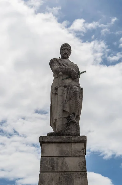 Europe: clouds and the statue of Guzman El Bueno, Spanish nobleman and hero of Spain during the medieval period, on Paseo De La Alameda in the town of Tarifa — Stock Photo, Image