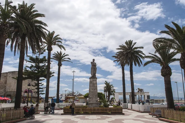 Evropa: mraky, palmy a socha Guzman El Bueno, španělský šlechtic a hrdina Španělska během období středověku na Paseo De La Alameda ve městě Tarifa — Stock fotografie