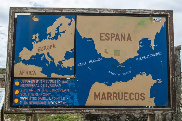 Tarifa: de kaart op Isla de las Palomas (Pidgeon eiland) die aangeeft van het meest zuidelijke punt van het Iberisch schiereiland en continentaal Europa aan de Atlantische kant van de straat van Gibraltar — Stockfoto