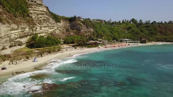 Omówienie Ricadi Beach, Wieża Marino, Watykan, widok z lotu ptaka cypel, skały i piasek. Wakacje letnie w prowincji Kalabria, Włochy — Wideo stockowe