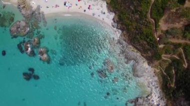 Cennet Sub, denize bakan promontory ile plaj. Zambrone, Calabria, İtalya. Dalış dinlenme ve yaz tatil. İtalyan kıyıları, plajları ve kayalar. Havadan görünümü