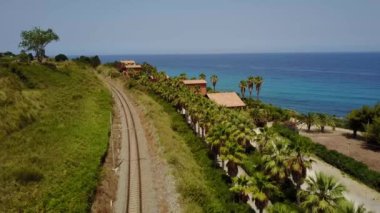 Bir burun, sahil, cliff, deniz, Sant bakan sarp kayalığın havadan görünümü ' Irene, Briatico, Calabria. İtalya