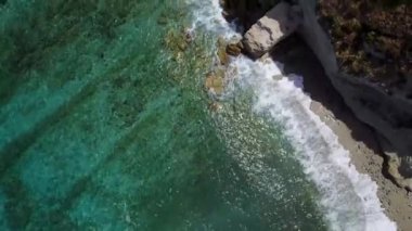 Bir burun, sahil, cliff, deniz, Sant bakan sarp kayalığın havadan görünümü ' Irene, Briatico, Calabria. İtalya
