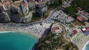 Havadan görünümü Tropea, rock ve kutsal alan Santa Maria dell'Isola, Calabria müesseseden. İtalya. 