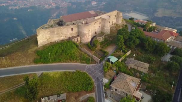 Normanno 写的长篇小说城堡，威宝池畔，卡拉布里亚，意大利的鸟瞰图 — 图库视频影像