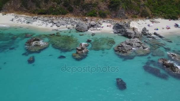 Paradiso del sottomarino, spiaggia con promontorio a picco sul mare. Zambrone, Calabria, Italia. Relax subacqueo e vacanze estive. Coste, spiagge e scogli italiani. Vista aerea — Video Stock