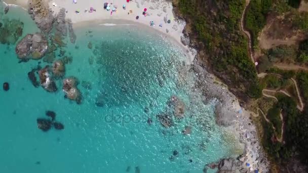 サブ、海を見下ろす岬のビーチの楽園です。ザンブローネ, カラブリア, イタリア。ダイビングのリラクゼーションと夏の休暇。イタリアの海岸、ビーチ、岩。航空写真ビュー — ストック動画