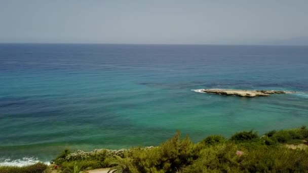 Bir burun, sahil, cliff, deniz, Sant bakan sarp kayalığın havadan görünümü ' Irene, Briatico, Calabria. İtalya — Stok video