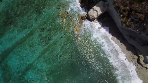 Vista aérea de un promontorio, costa, acantilado, acantilado con vistas al mar, Sant 'Irene, Briatico, Calabria. Italia — Vídeos de Stock