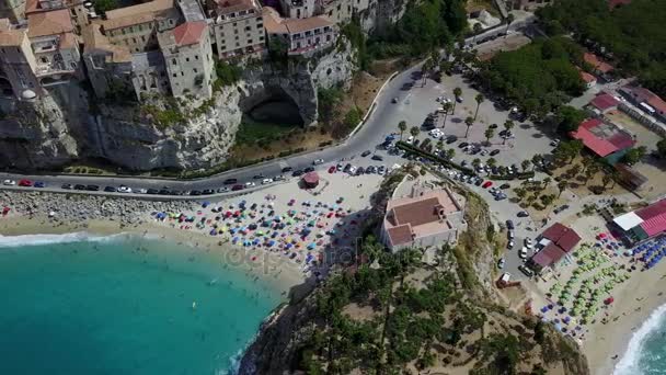 Flygfoto över Tropea, hus på rock och helgedomen i Santa Maria dell'Isola, Calabria. Italien. — Stockvideo